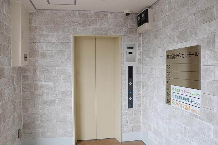 建物に向かって左端にあるエレベーターで2階へどうぞ